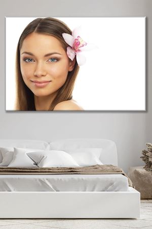 Kulağında Çiçek Olan Güzel Kız Duvar Kanvas Tablo 3322175