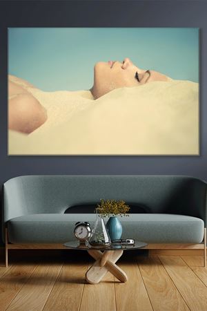 Kumun İçine Gömülmüş Kadın Kanvas Duvar Tablo 3322466