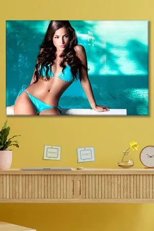 Mavi Bikinili Havuzda Oturan Kız Kanvas Duvar Tablo 3322698