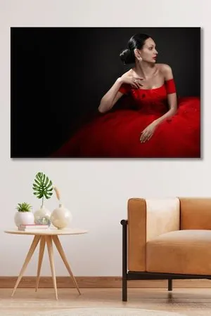 Kırmızı Elbiseli Topuz Saçlı Kadın Kanvas Duvar Tablo 3322287