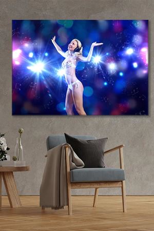 Kulaklıkla Dans Eden Kadın Kanvas Duvar Tablo 3322349