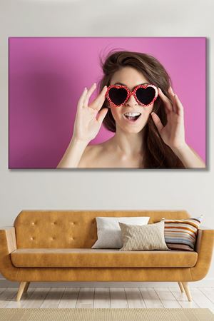 Kalpli Gözlük Takan Kız Kanvas Duvar Tablo 3322414