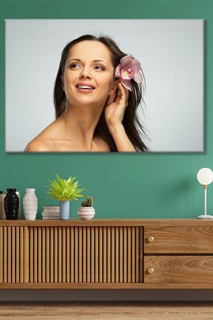 Kulağına Çiçek Takan Kız Kanvas Duvar Tablo 3322211