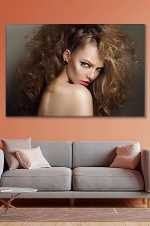 Kıvırcık Saçlı Esmer Kız Kanvas Duvar Tablo 3322682