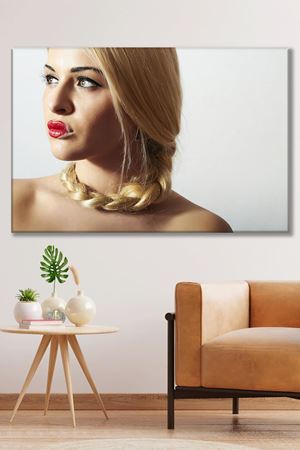Kırmızı Rujlu Saç Örgülü Kız Kanvas Duvar Tablo 3322684