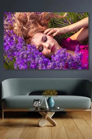 Lavantaların İçinde Yatan Kız Kanvas Duvar Tablo 3322787