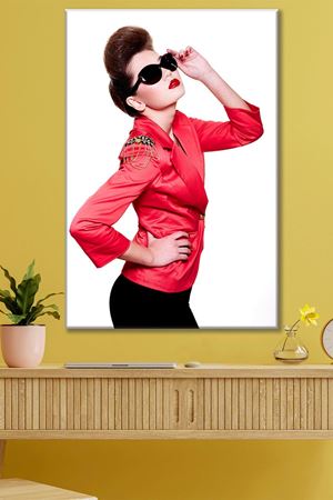 Kırmızı Ceketli Siyah Gözlüklü Kadın Kanvas Duvar Tablo 3322225
