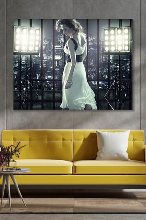 Işıklar Altında Kalan Kadın Kanvas Duvar Tablo 3322533