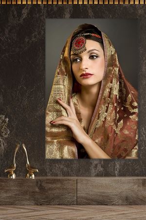 Hint Kıyafetli Kadın Kanvas Duvar Tablo 3322576