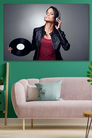 Elinde Plak Olan Kadın Kanvas Duvar Tablo 3322764