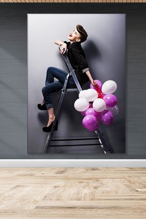 Ellerinde Balon Olan Kadın Kanvas Duvar Tablo 3322208