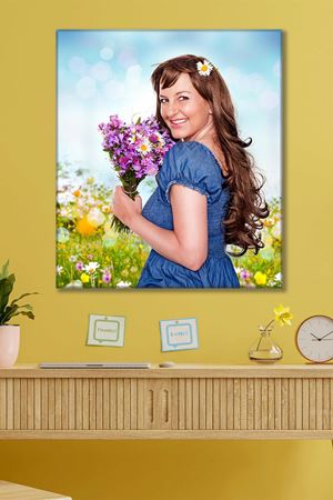 Elinde Çiçek Olan Mutlu Kadın Duvar Kanvas Tablo 3322174