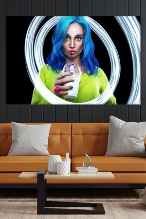 Elinde İçecek Olan Mavi Saçlı Kadın Kanvas Duvar Tablo 3322358