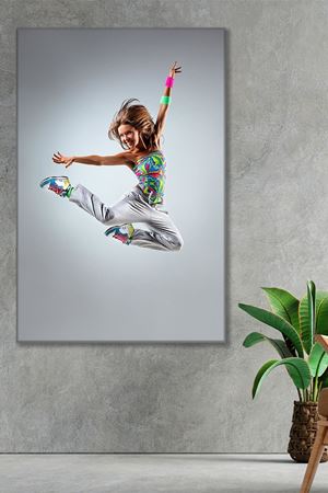 Havada Uçan Mutlu Kadın Kanvas Duvar Tablo 3322245