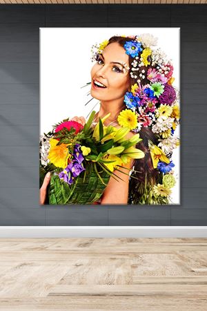 Ellerinde Çiçekler Tutan Kadın Kanvas Duvar Tablo 3322789