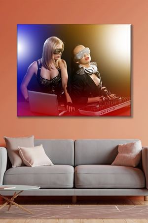 Gözlüklü Siyah Elbiseli İki Kadın Kanvas Duvar Tablo 3322569