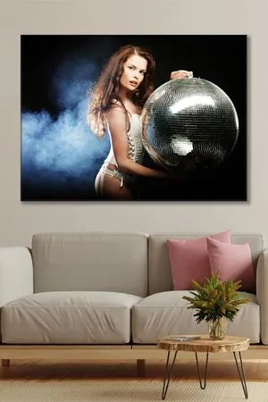 Elinde Disko Topu Tutan Beyaz Tenli Kadın Kanvas Duvar Tablo 3322498