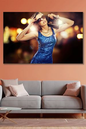 Elinde Çantası Olan Gözlüklü Kadın Kanvas Duvar Tablo 3322195