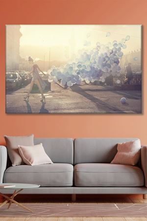 Ellerinde Balonlarla Yürüyen Kadın Kanvas Duvar Tablo 3322491
