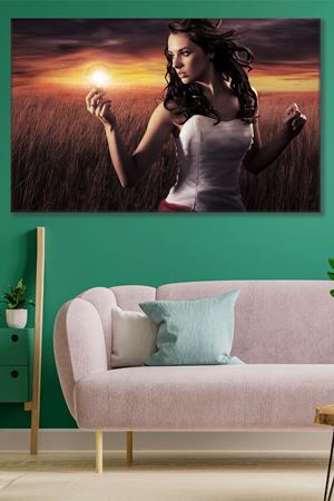 Elinde Ampul Tutan Kız Kanvas Duvar Tablo 3322206