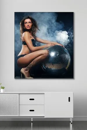 Disko Topuna Elini Koyan Kadın Kanvas Duvar Tablo 3322702
