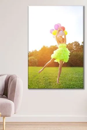 Ellerinde Balon Olan Kız Kanvas Duvar Tablo 3322485