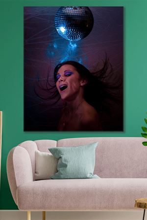 Disko Topu ve Kadın Kanvas Duvar Tablo 3322202