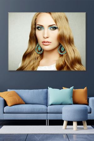 Büyük Mavi Küpeli Sarışın Kadın Kanvas Duvar Tablo 3322438