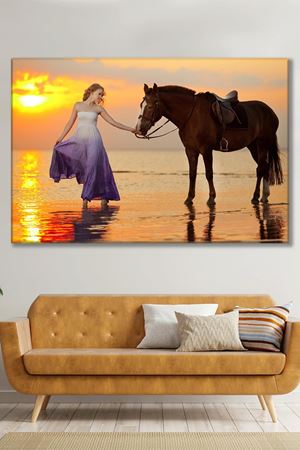 Atla Sahilde Yürüyen Kadın Kanvas Duvar Tablo 3322290