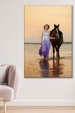 Denizde At ve Elbiseli Kadın Kanvas Duvar Tablo 3322264