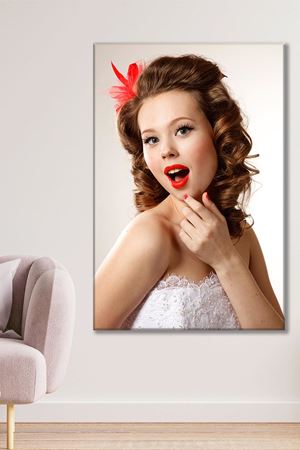 Beyaz Elbiseli Şaşıran Kadın Kanvas Duvar Tablo 3322366