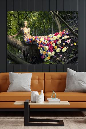 Çiçek Elbiseli Ağaca Uzanan Kadın Kanvas Duvar Tablo 3322775