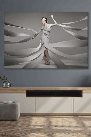 Beyaz Kumaşlara Sarılmış Kadın Kanvas Duvar Tablo 3322475