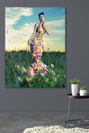 Bahçe İçinde Çiçek Elbiseli Kadın Kanvas Duvar Tablo 3322814