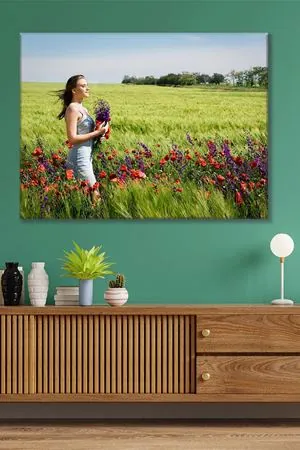 Çiçeklerin İçinde Mutlu Kadın Kanvas Duvar Tablo 3322768