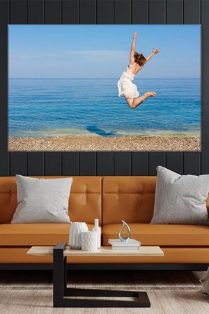 Beyaz Elbiseli Sahilde Zıplayan Kadın Kanvas Duvar Tablo 3322709