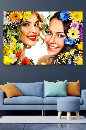 Çiçeklerin İçinde İki Kız Kanvas Duvar Tablo 3322803