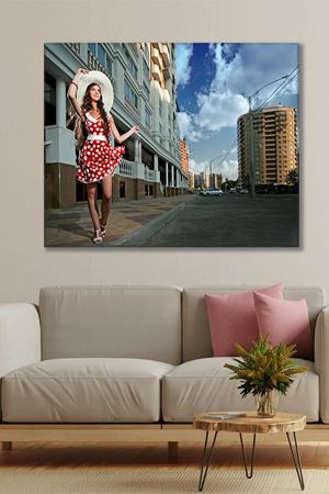 Beyaz Şapkalı Kırmızı Puantiyeli Elbiseli Kız Kanvas Duvar Tablo 3322687