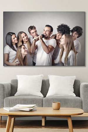 Arkadaşlarının İçinde Şarkı Söyleyen Adam Kanvas Duvar Tablo 3322420
