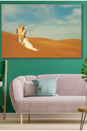 Çölde Sarışın Kadın Kanvas Duvar Tablo 3322298