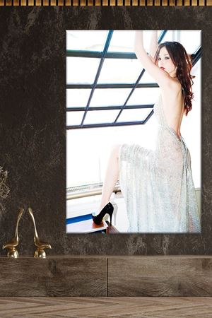 Cama Tutunan Beyaz Elbiseli Kadın Kanvas Duvar Tablo 3322369