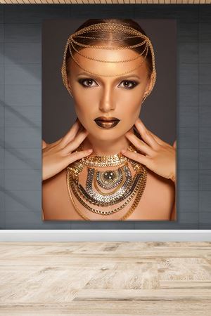 Altın Renkli Takıları Olan Kadın Kanvas Duvar Tablo 3322525