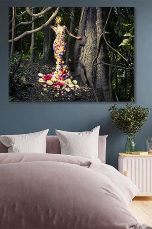 Ağaca Yaslanan Çiçek Elbiseli Kadın Kanvas Duvar Tablo 3322791