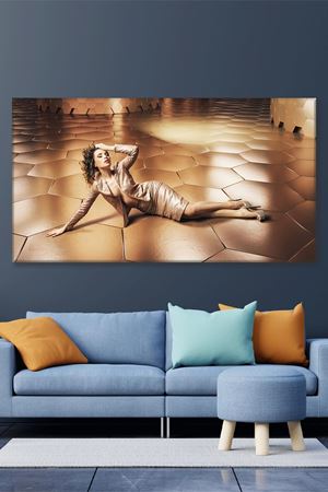 Altın Renkli Elbiseli Kadın Kanvas Duvar Tablo 3322519