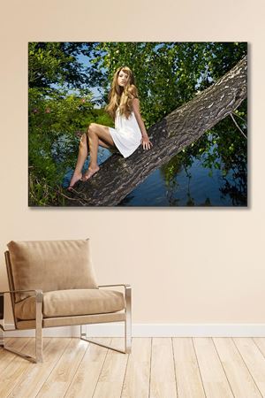Ağaca Oturan Kadın Kanvas Duvar Tablo 3322797