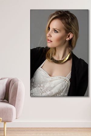 Altın Kolyeli Sarı Saçlı Kadın Kanvas Duvar Tablo 3322574