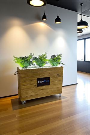 Kurumsal Logo Baskılı Ahşap Saksı Yapay Çiçek Palmiye Yaprak Seperatör