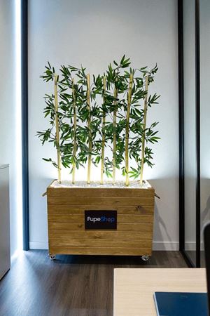 Kurumsal Logo Baskılı Ahşap Saksı Yapay Çiçek Bambu Seperatör 180 Cm Yükseklik