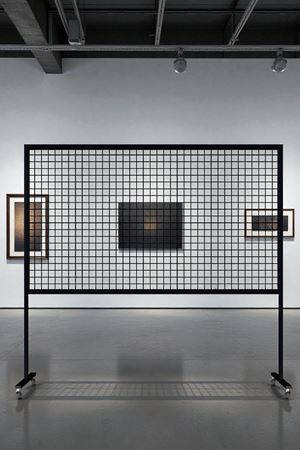 Modern Sanat Sergi Panosu | Demir Izgaralı Tekerlekli Sergi Standı