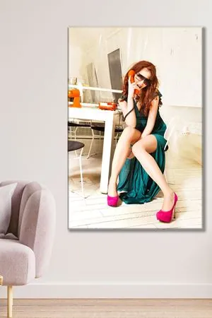 Telefonda Konuşan Kadın Kanvas Duvar Tablo 3322545